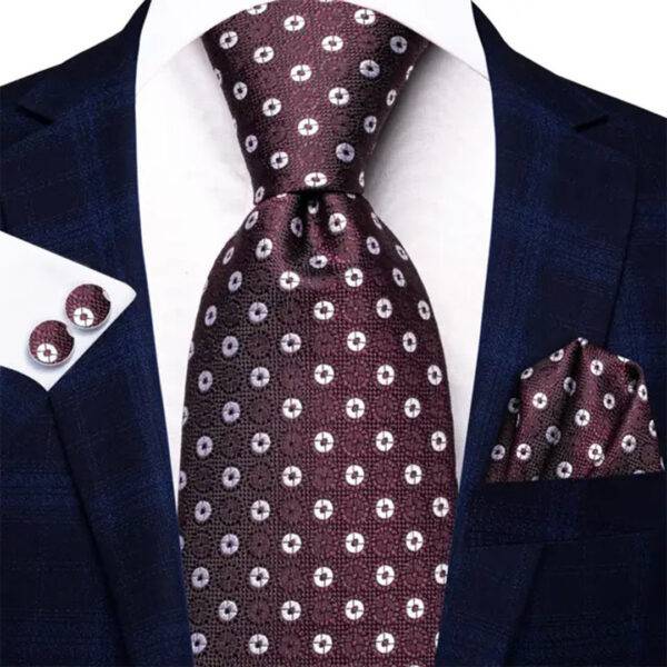 Corbata Con Pañuelo y Gemelos Bordo Con Flores