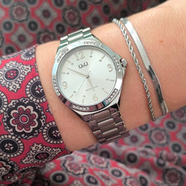 Reloj Q&Q Dama Plateado Con Fondo Blanco - Imagen 2