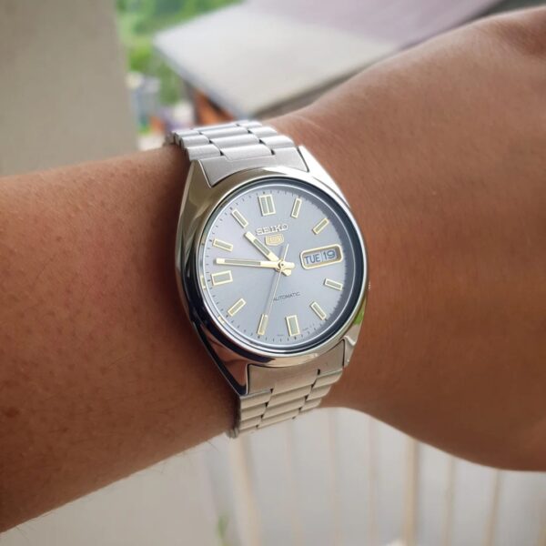 Reloj Seiko Caballero Con Fondo Gris Automático - Imagen 5